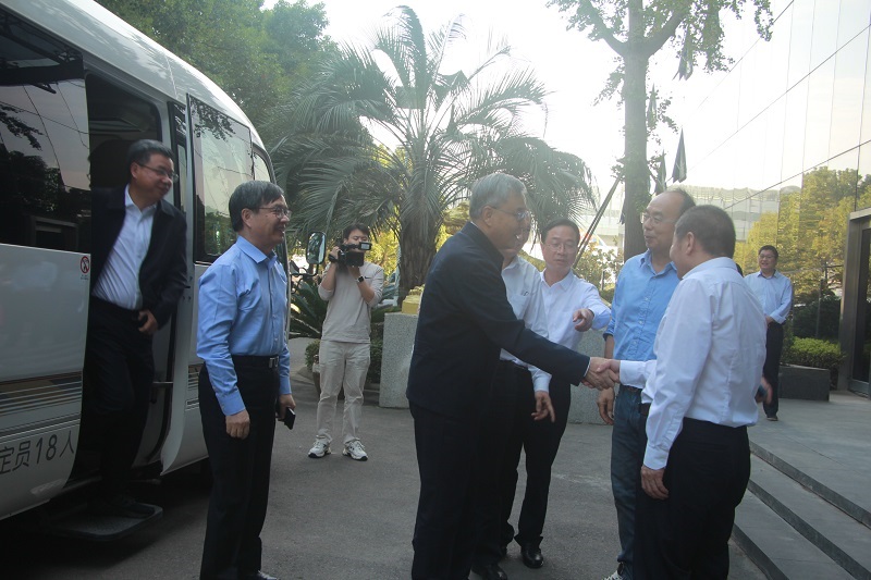 全國人大常委會委員、財經(jīng)委副主任委員郭樹清率領(lǐng)全國人大調(diào)研組蒞臨恒厚集團寧波北歐工業(yè)園區(qū)開展調(diào)研